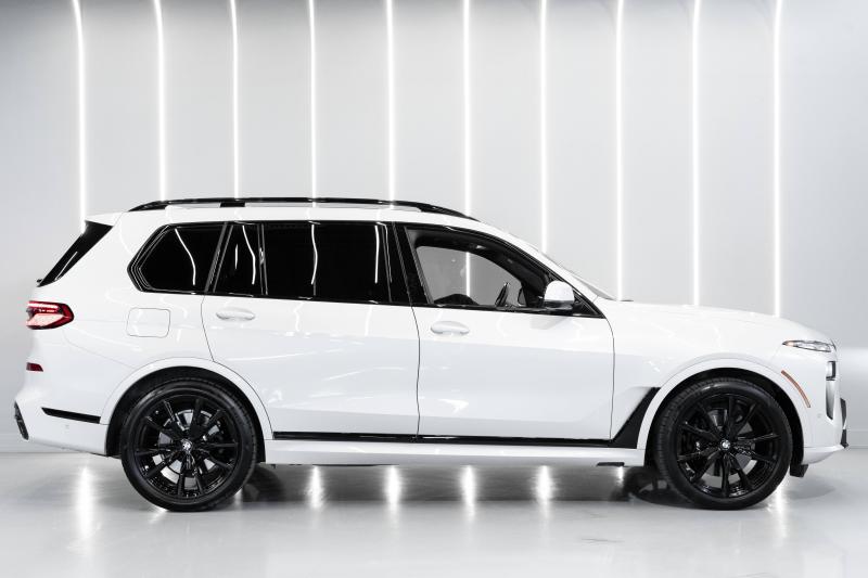 2024 BMW X7 - thumbnail - 3