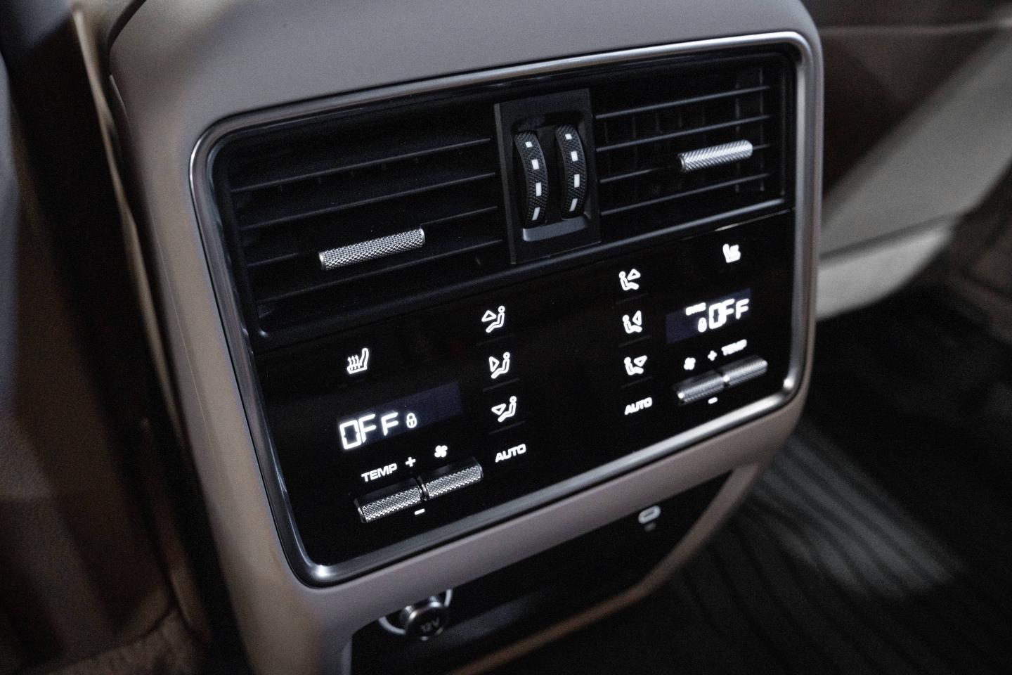 2023 Porsche Cayenne Platinum Edition - 24
