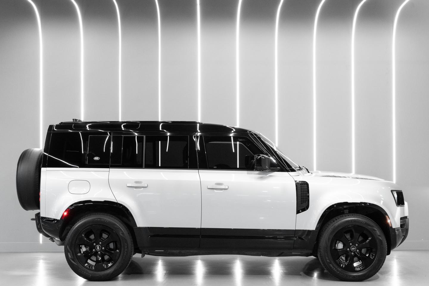 2024 Land Rover Defender 110 P400 X-Dynamic SE - 3