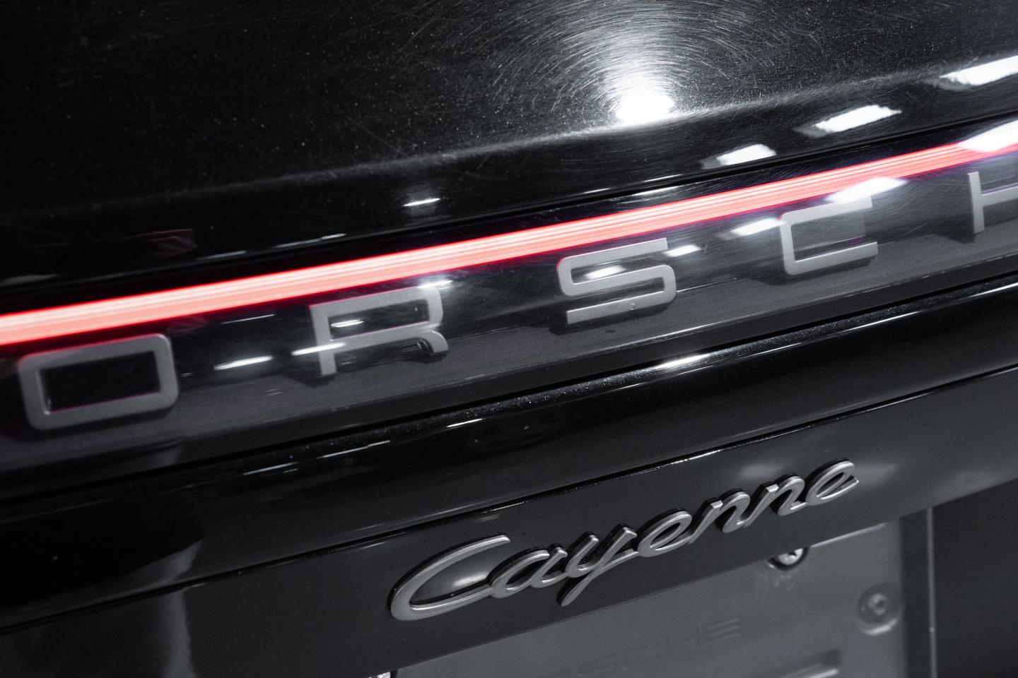2023 Porsche Cayenne Platinum Edition - 28